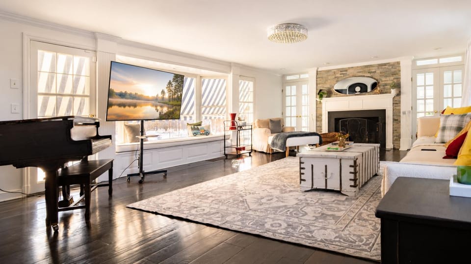 TV and multimedia, Living room, Seating area, fireplace