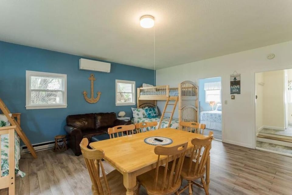 Oceanfront Cottage - Steps from Short Sands Beach! House in Cape Neddick