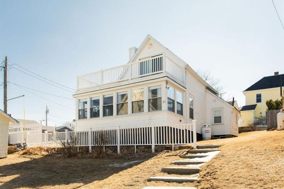 Oceanfront Cottage - Steps from Short Sands Beach! House in Cape Neddick