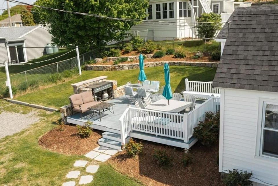 Oceanfront Cottage - Steps from Short Sands Beach! House in Cape Neddick