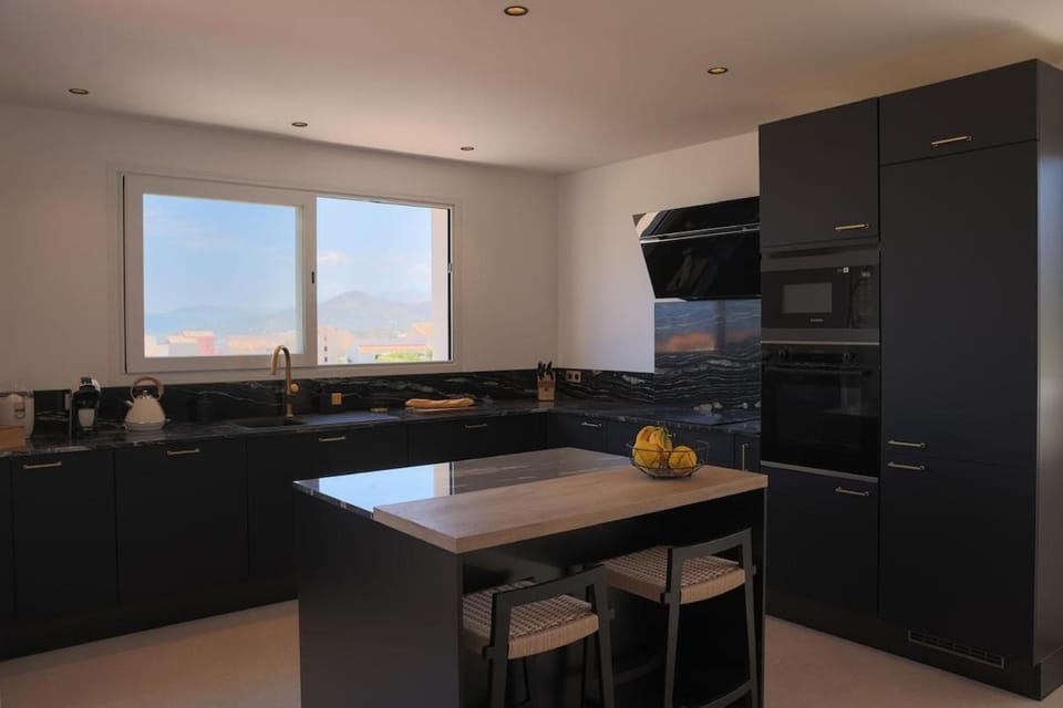 Kitchen or kitchenette, Dining area, stove