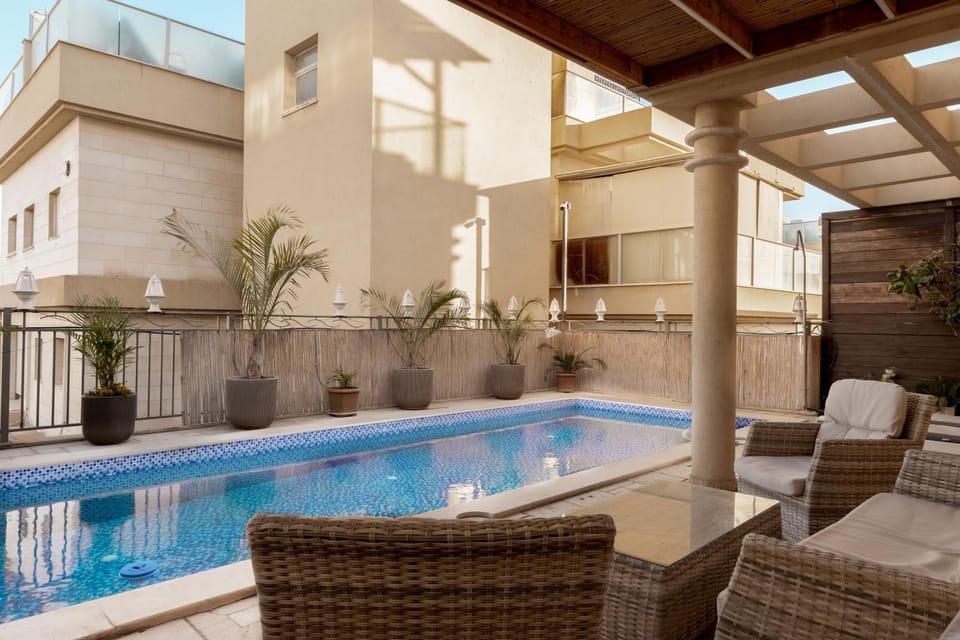 Swimming pool, sunbed