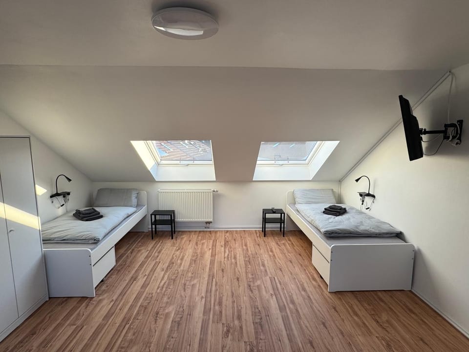 Bed, TV and multimedia, Bedroom