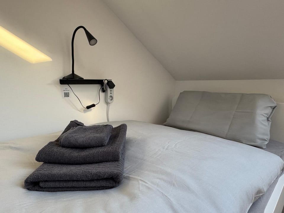 Bed, towels
