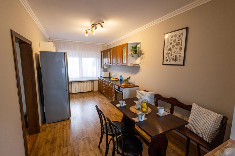 Kitchen or kitchenette, Food and drinks, Dining area, oven