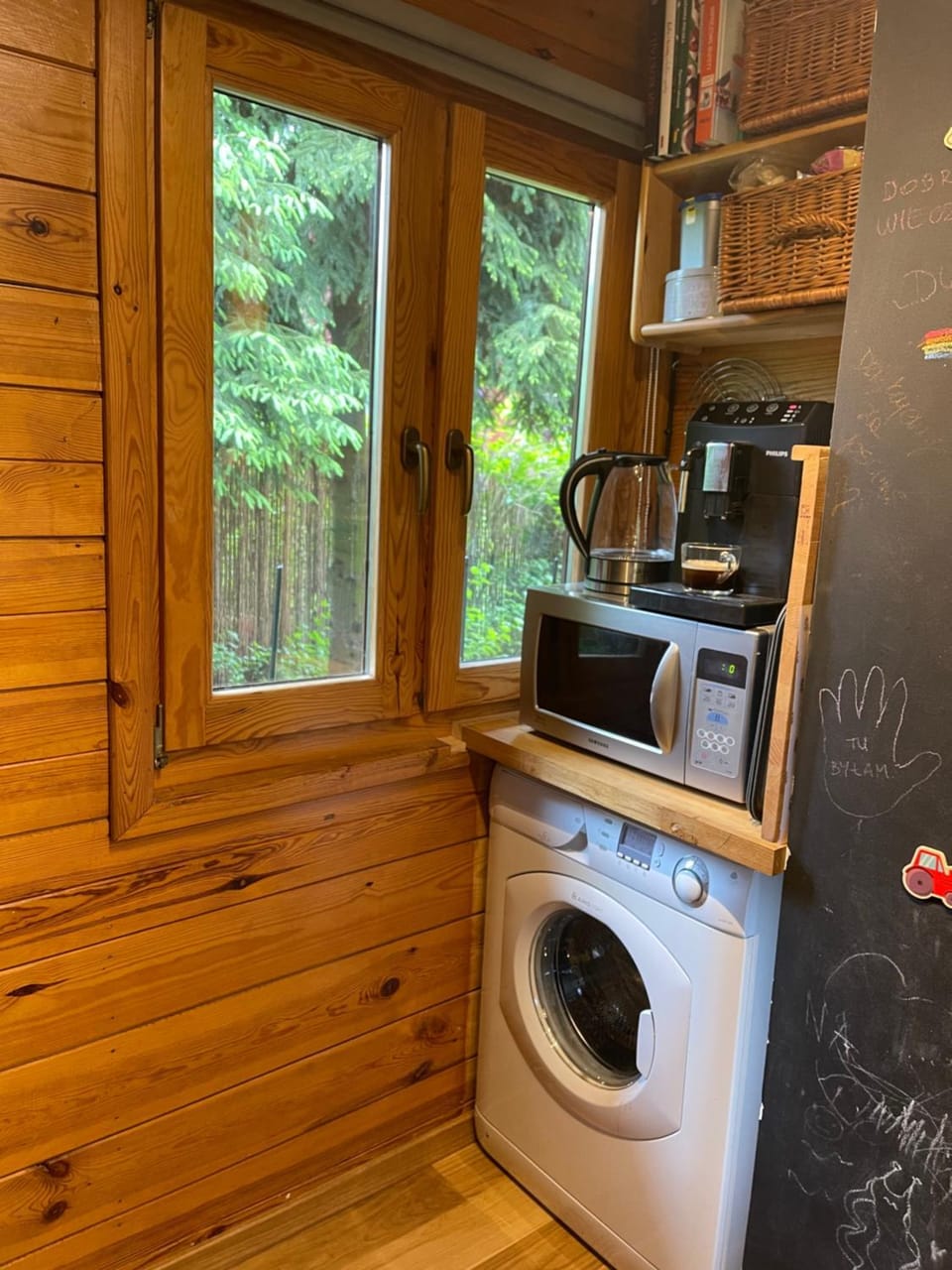 Coffee/tea facilities, microwave, kitchen