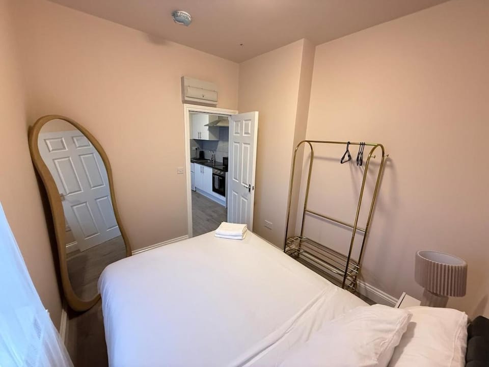 Stylish New Flat - 2 mins walk to Elizabeth Line Apartment in Ilford