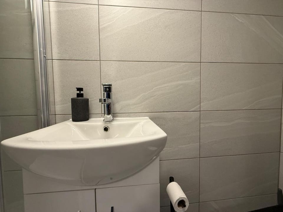 Stylish New Flat - 2 mins walk to Elizabeth Line Apartment in Ilford