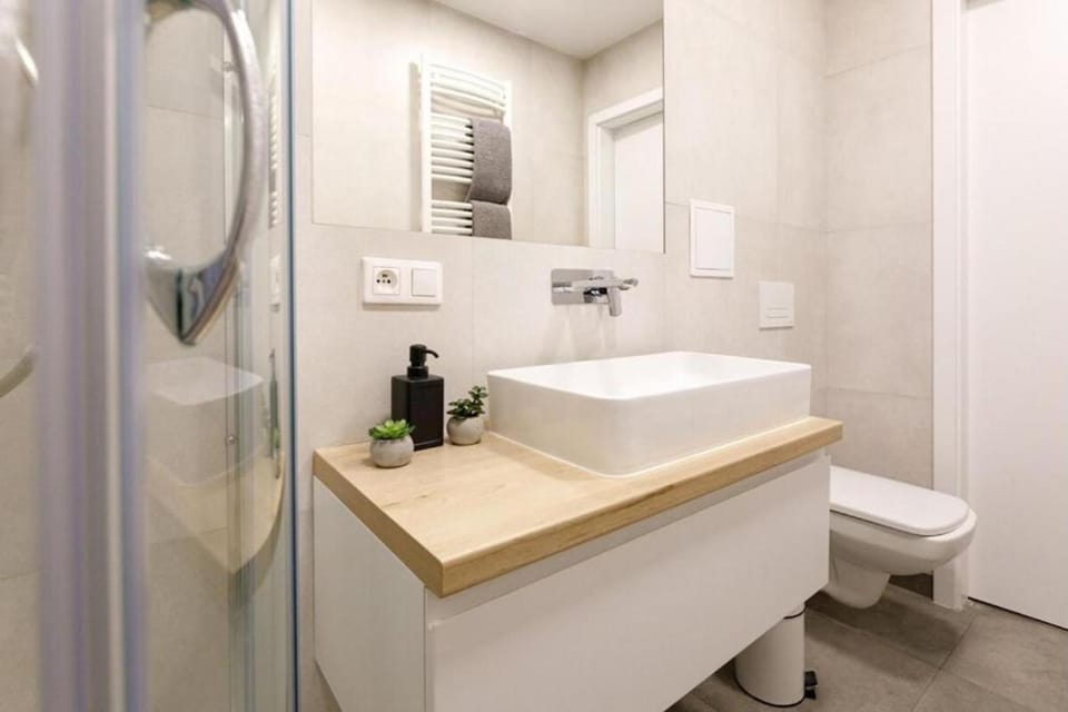 Shower, Toilet, Bathroom, Bath