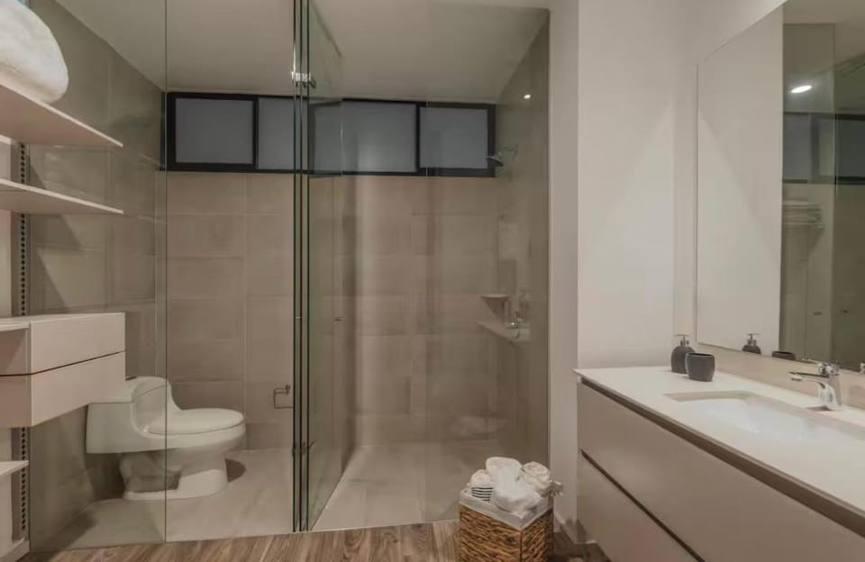 Apto moderno en el poblado con jacuzzi Apartment in Medellin