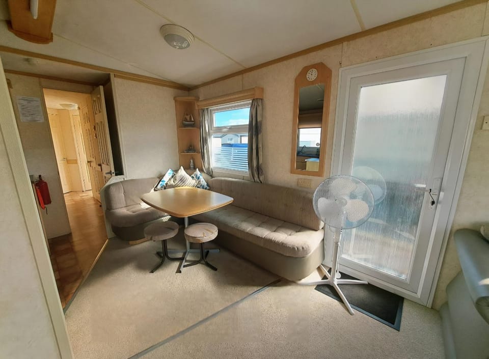 Plum 1 a luxury 3 bed 8 berth static caravan, bedding included, close proximity to popular Sealands family club on Coral Beach in Ingoldmells Apartment in Ingoldmells