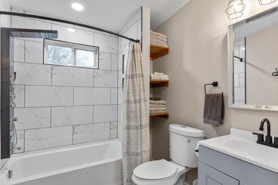 Shower, Toilet, Bathroom, Bath, towels