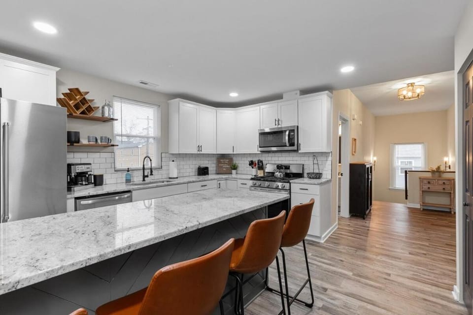 Coffee/tea facilities, Seating area, Dining area, dishwasher, microwave, oven, stove, toaster, kitchen