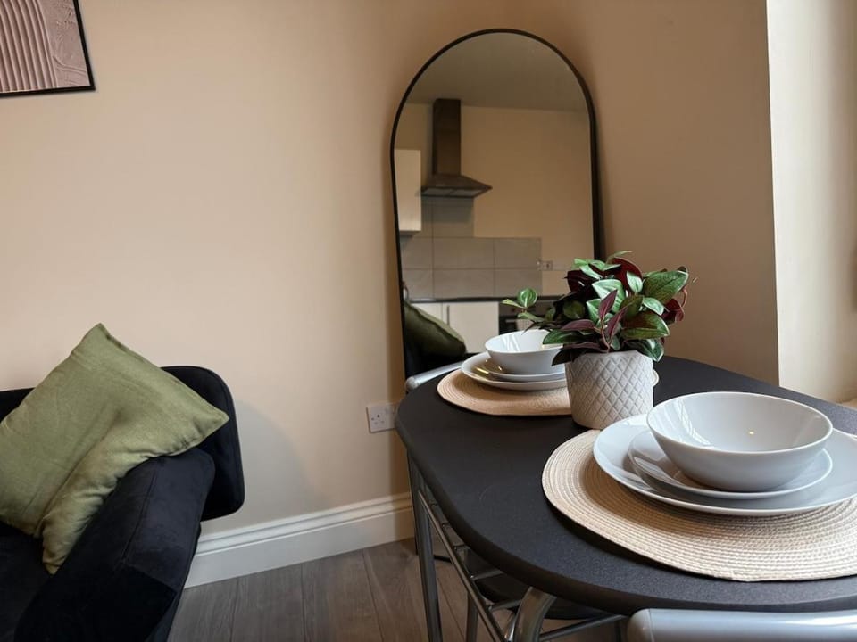 Newly Renovated Flat - Fast Links to Central London Apartment in Ilford