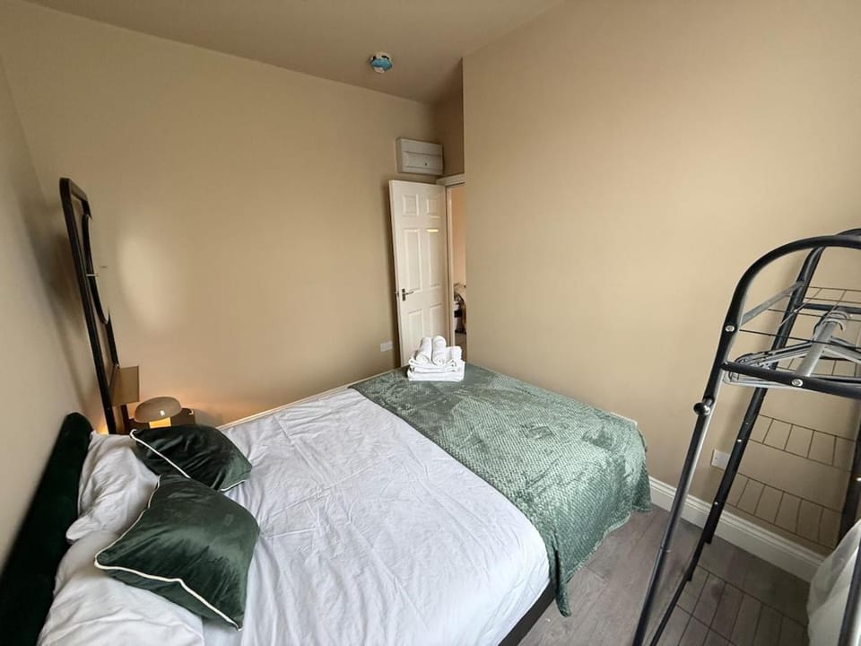 Newly Renovated Flat - Fast Links to Central London Apartment in Ilford