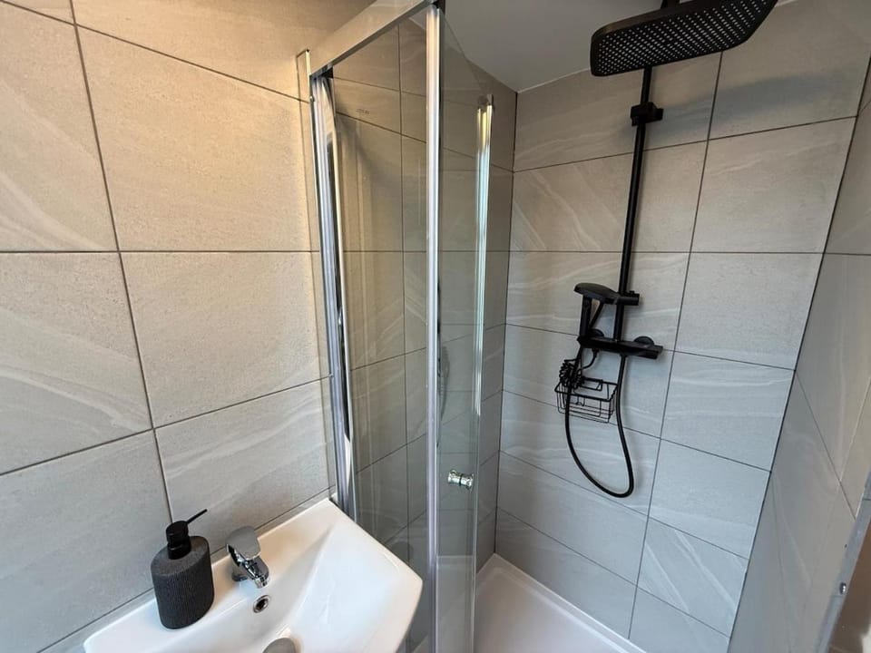 Newly Renovated Flat - Fast Links to Central London Apartment in Ilford