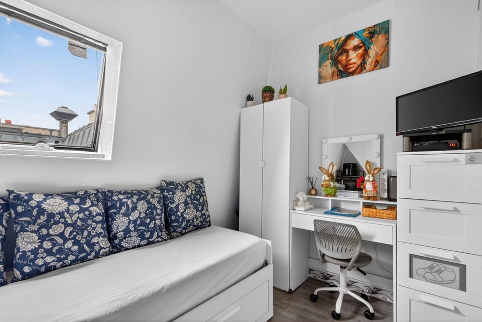 Bed, TV and multimedia, Seating area, wardrobe