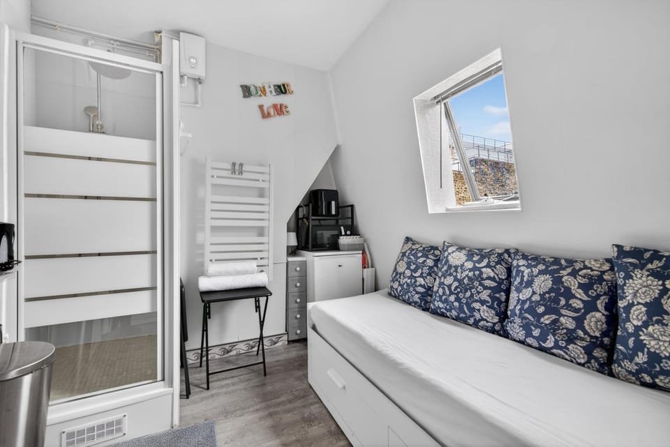 Shower, Bed, Coffee/tea facilities, towels