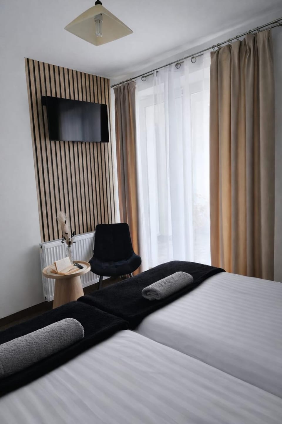 Bed, TV and multimedia, Photo of the whole room