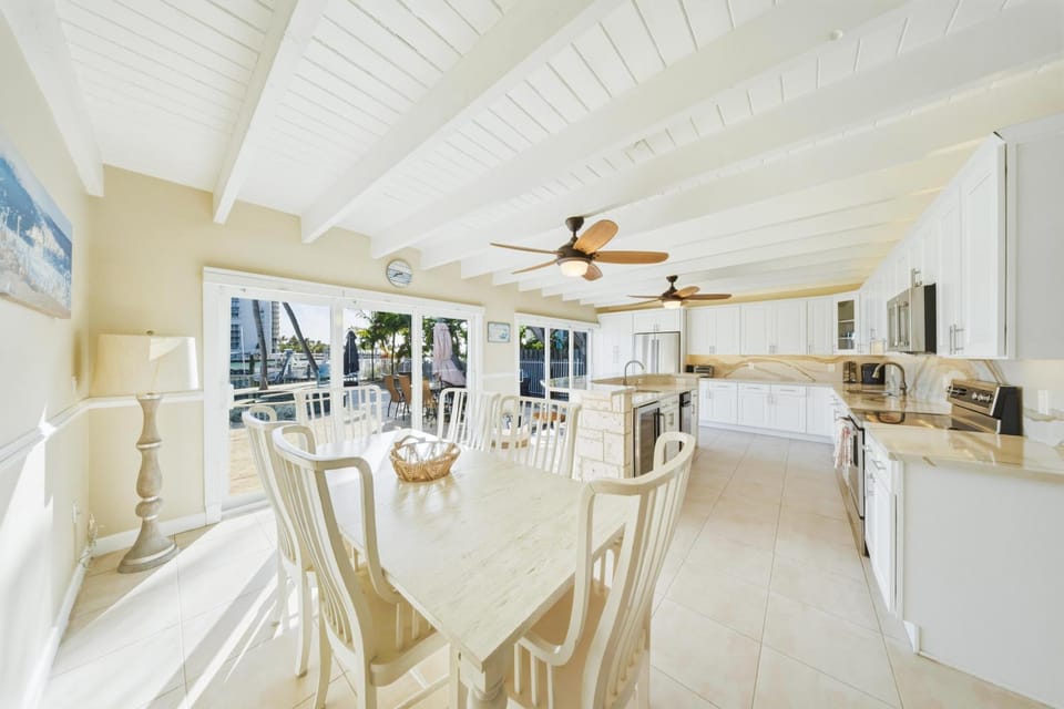 Casa de Rosa- Key Colony Beach Waterfront Pool Deluxe Home House in Key Colony Beach