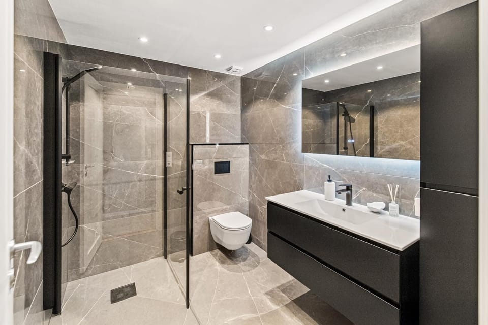 Shower, Toilet, Bathroom, towels