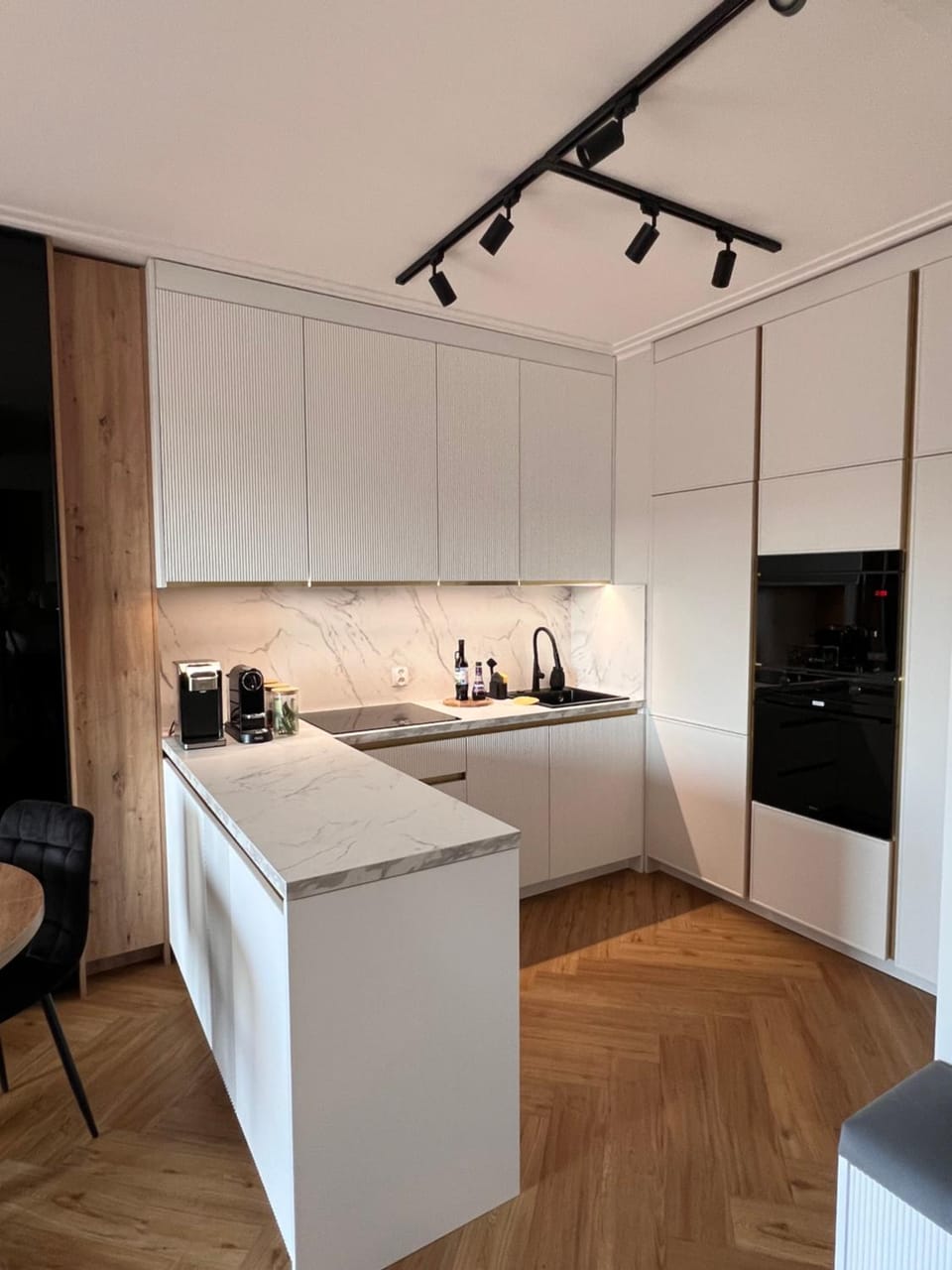 Coffee/tea facilities, Kitchen or kitchenette, dishwasher, stove