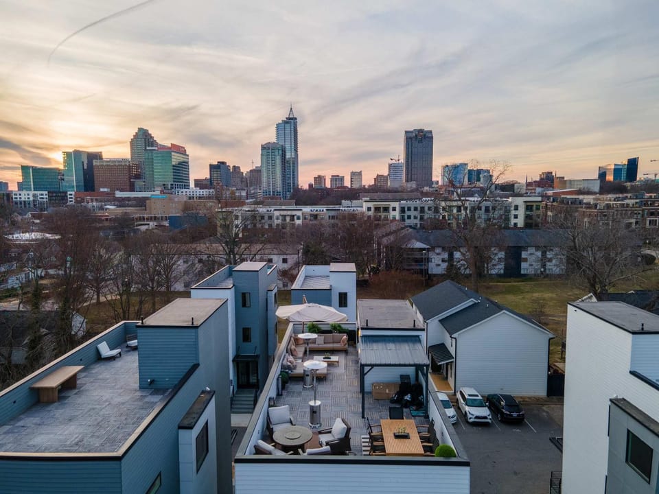 Sleeps 8 - Rooftop Deck - Prime Location House in Raleigh