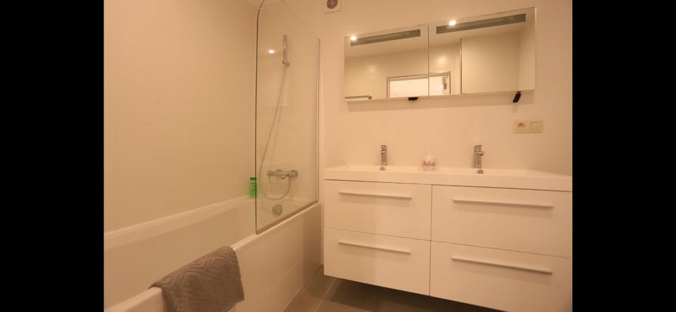 European Quarter Cosy Garden Home Apartment in Ixelles