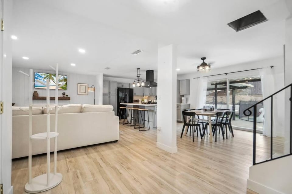 Pool, Hot Tub, Mini Golf, BBQ, Games, Fire Pit, Arcades House in Riverside