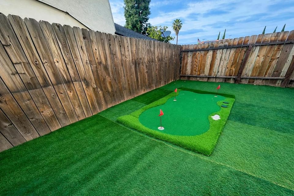 Pool, Hot Tub, Mini Golf, BBQ, Games, Fire Pit, Arcades House in Riverside