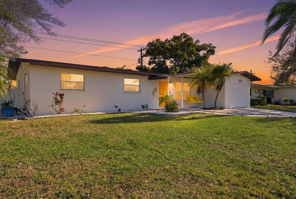 Poolside Retreat Sleeps 8 Putt Putt Hot Tub House in Bradenton