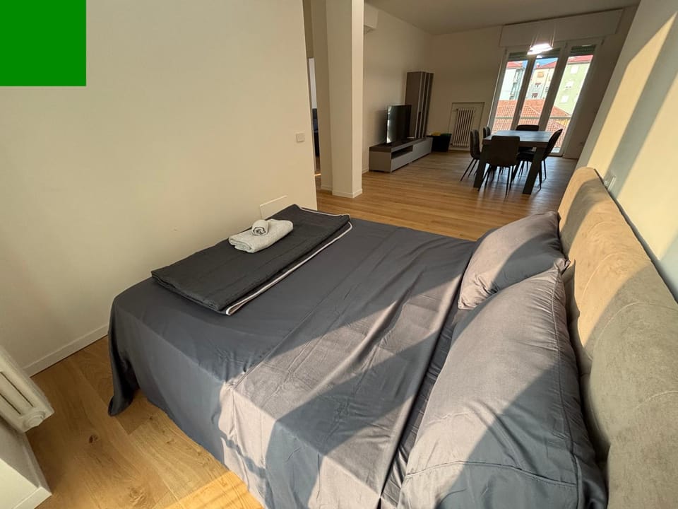 Bed, TV and multimedia, Living room, Photo of the whole room, Seating area, Bedroom, towels