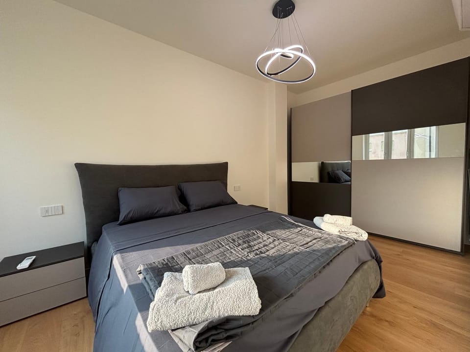 Bed, Photo of the whole room, Bedroom, towels