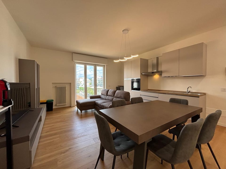 TV and multimedia, Kitchen or kitchenette, Living room, Seating area, Dining area, minibar, oven, stove