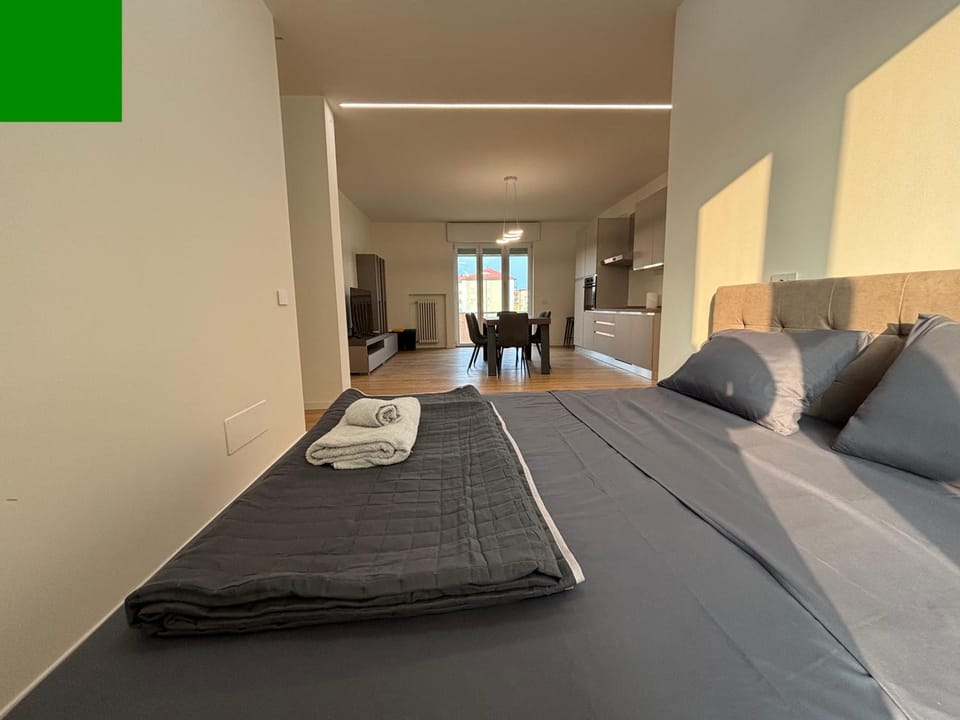 Bed, TV and multimedia, Living room, Photo of the whole room, Seating area, Bedroom, towels