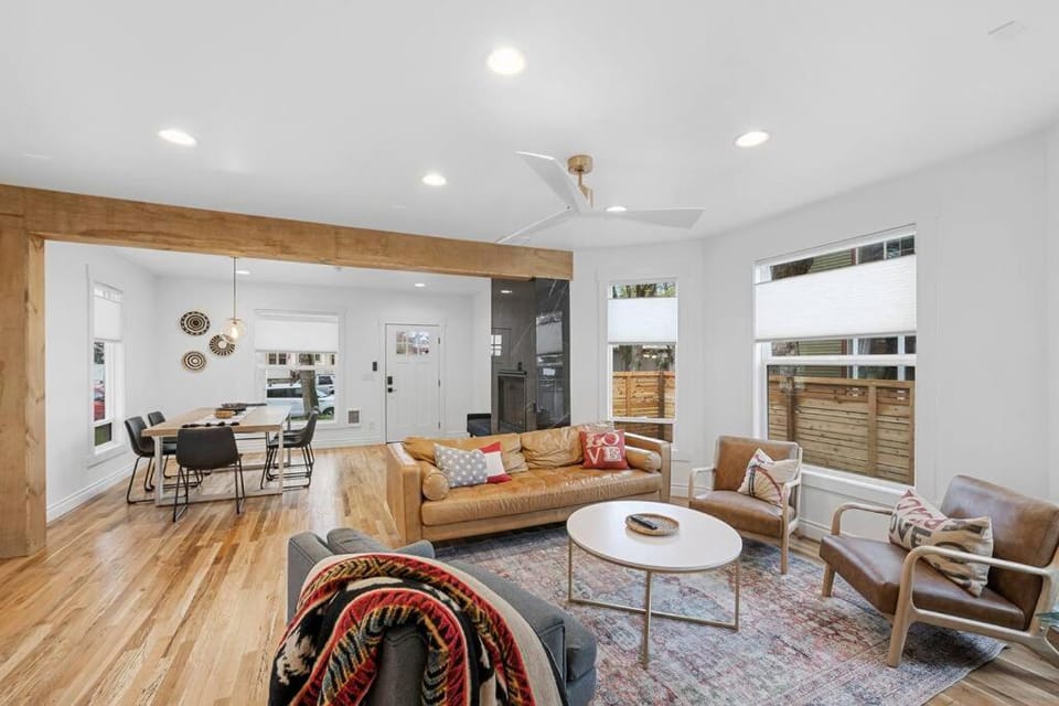 Dwntwn CDA Historic Remodel - Walk to Lake with Hot Tub House in Coeur dAlene