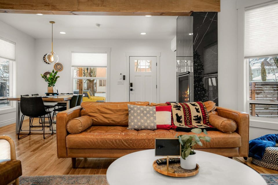 Dwntwn CDA Historic Remodel - Walk to Lake with Hot Tub House in Coeur dAlene