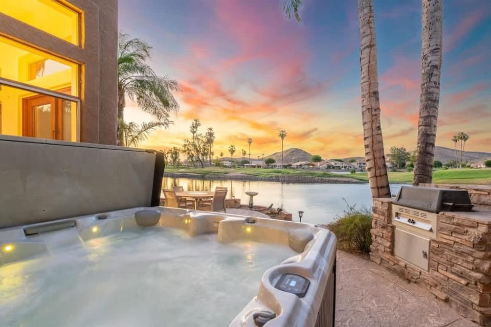 Lakeside home with private patio Grill Golf view House in Glendale