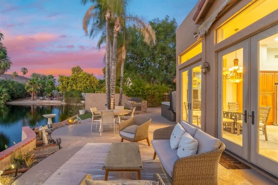 Lakeside home with private patio Grill Golf view House in Glendale