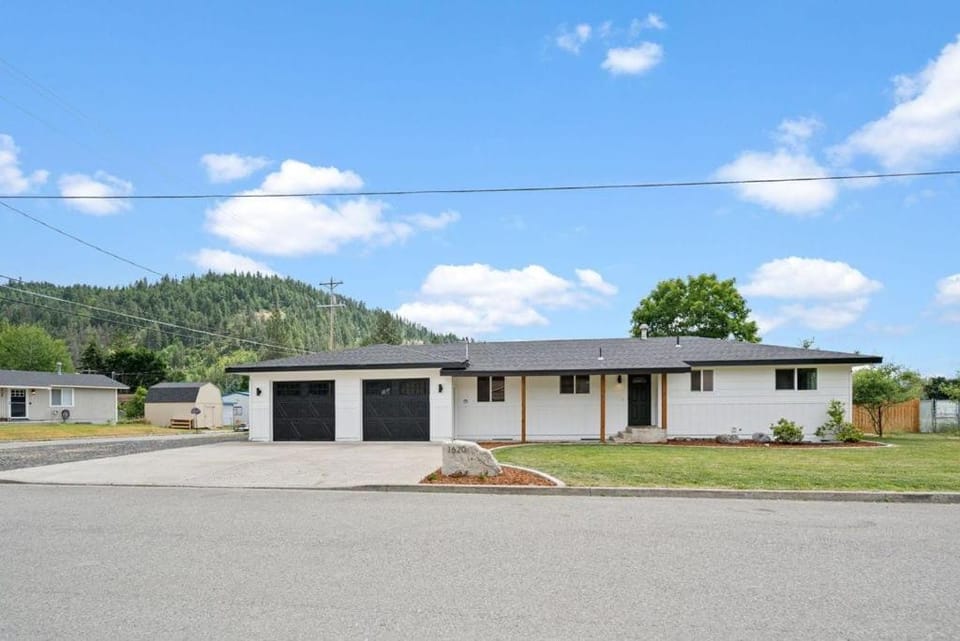 Fam Fun 12 Plus Arcade Games Hot Tub 5 min 2 Dwntwn House in Coeur dAlene