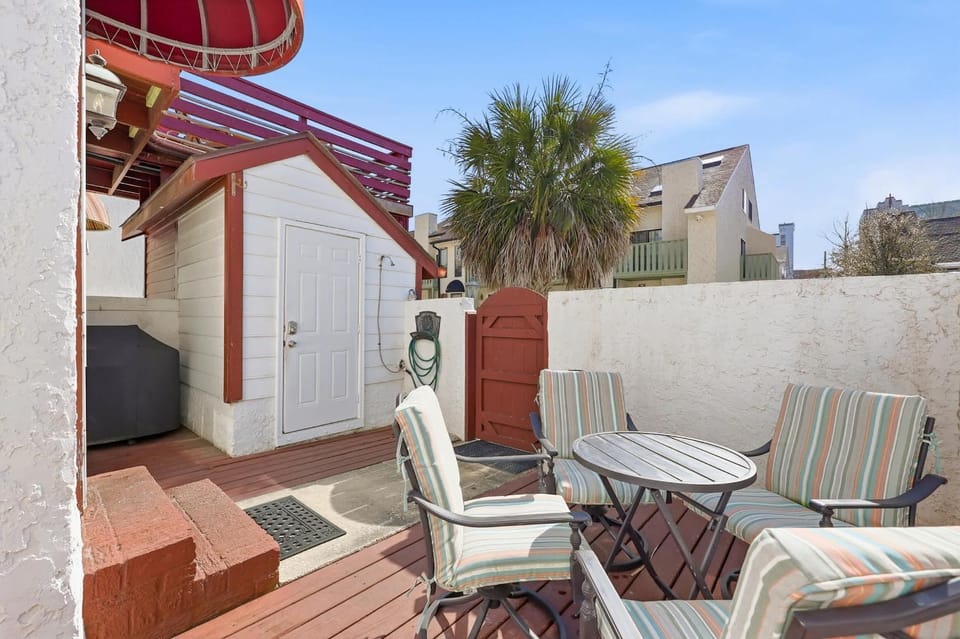 Maggie's Midtown Pet Friendly Condo Walk to Beach House in Myrtle Beach