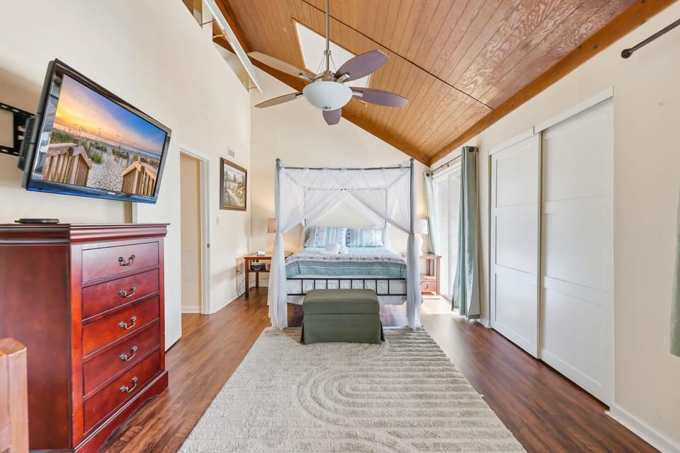 Maggie's Midtown Pet Friendly Condo Walk to Beach House in Myrtle Beach