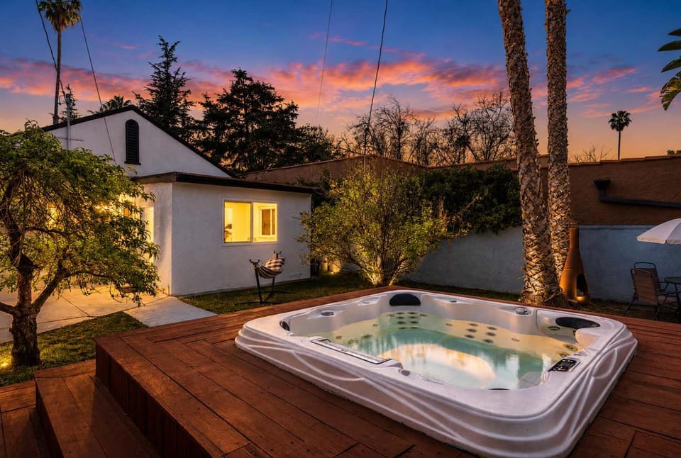 Walkable 5BR Home with Hot Tub & BBQ Grill House in San Fernando Valley