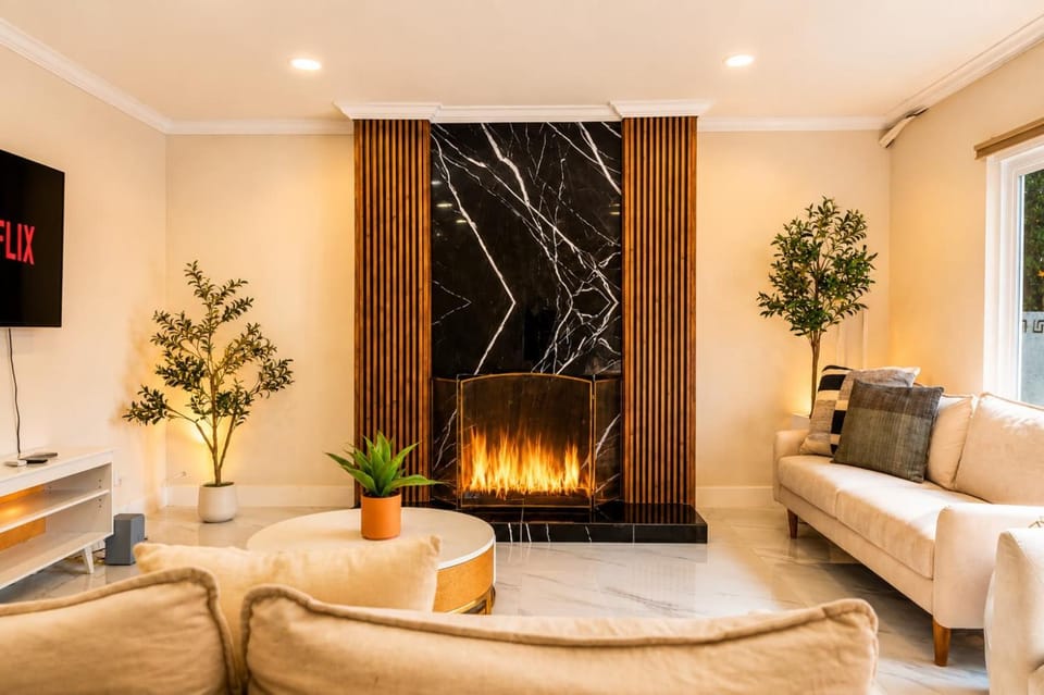 Walkable 5BR Home with Hot Tub & BBQ Grill House in San Fernando Valley
