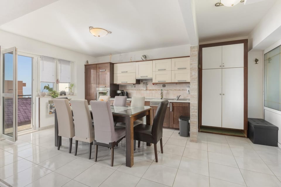 Kitchen or kitchenette, Seating area, Dining area, oven