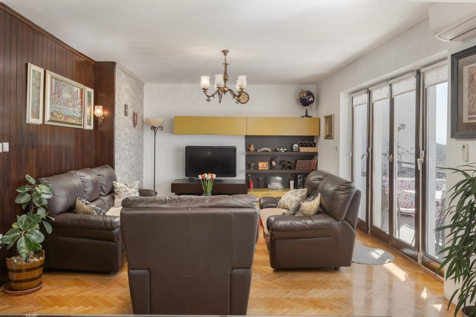 TV and multimedia, Living room, Seating area, Evening entertainment