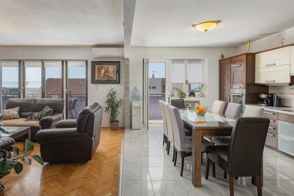Kitchen or kitchenette, Living room, Seating area