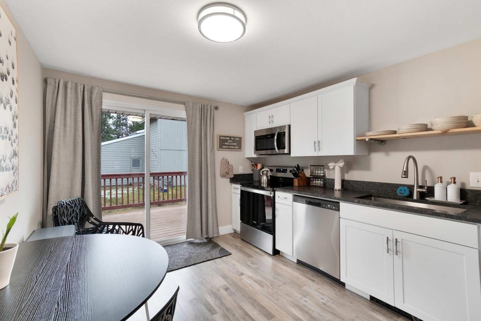 Mountain View Pet Retreat Near Downtown Fenced House in Coeur dAlene