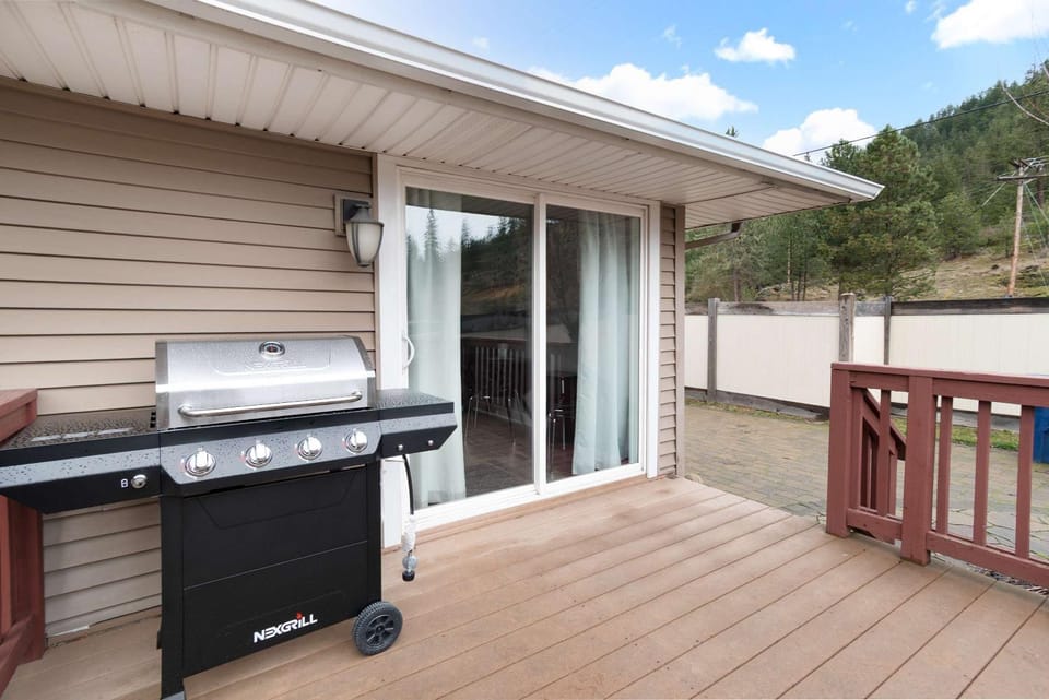 Mountain View Pet Retreat Near Downtown Fenced House in Coeur dAlene