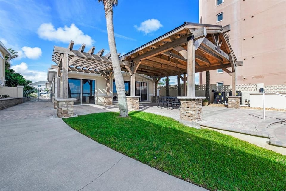 Infinity Tides - Direct Ocean Front Pool House House in Daytona Beach Shores